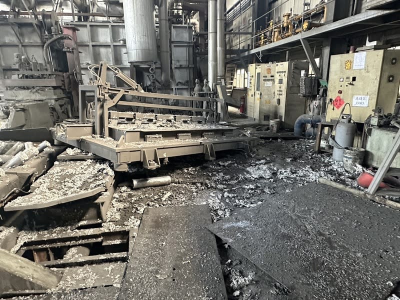 高雄市湖內區一間鋁工廠23日上午發生爆炸工安意外，疑控制系統異常降溫水量不足，鋁水接觸時爆炸，工廠內部面目全非。（圖／高雄市消防局提供）