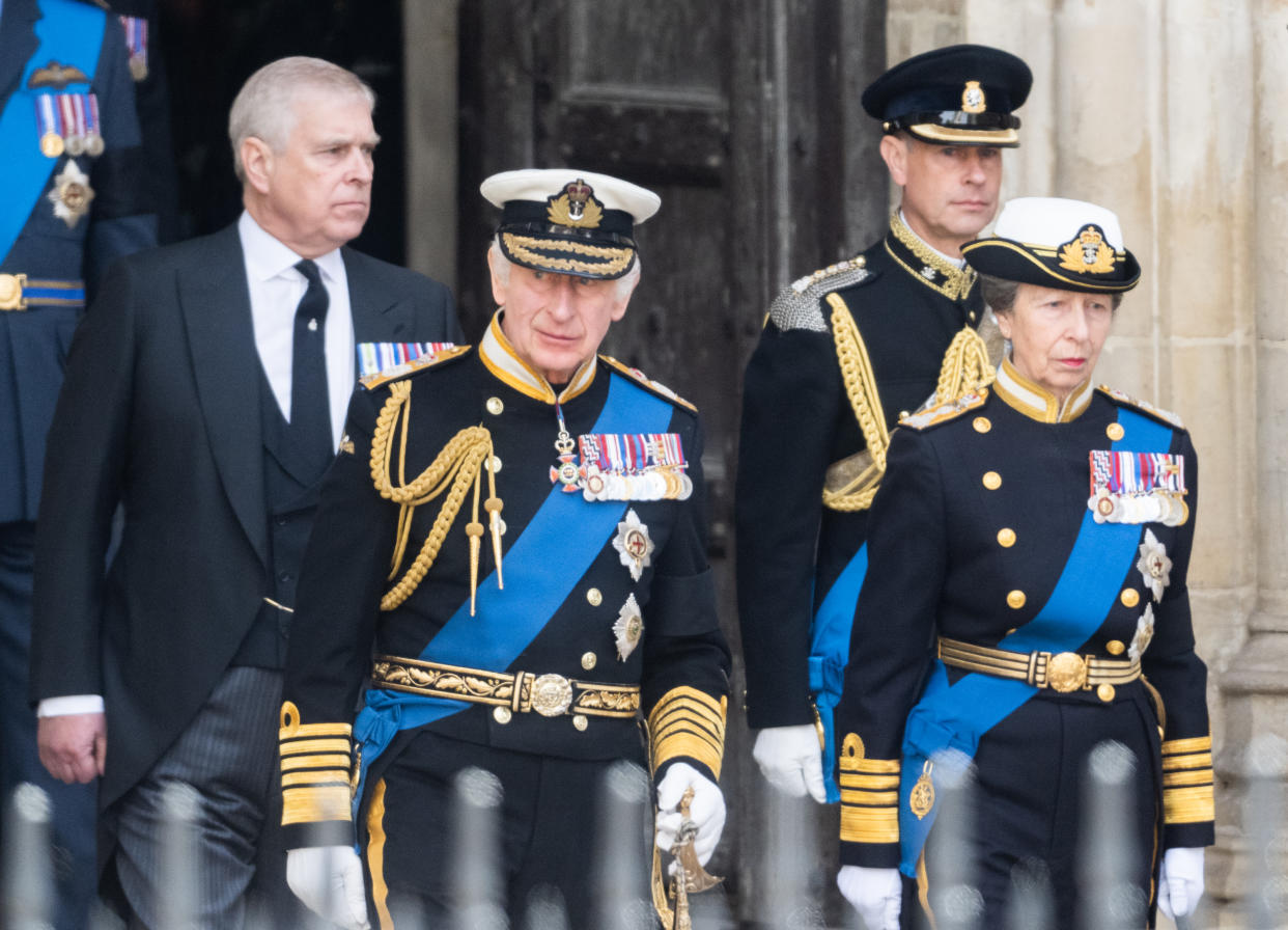 Príncipe Andrew, Duque de York, Rey Carlos III, Ana, Princesa real, y Príncipe Edward, Earl of Wessex en Westminster Abbey para el funeral de la Reina Isabel II ( (Photo by Samir Hussein/WireImage)