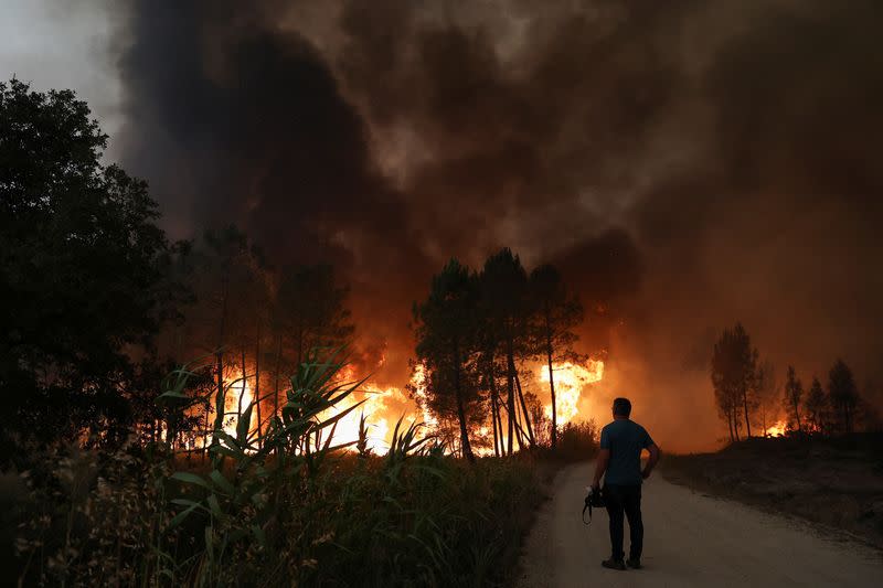 Un videoperiodista observa un incendio forestal en Ourem