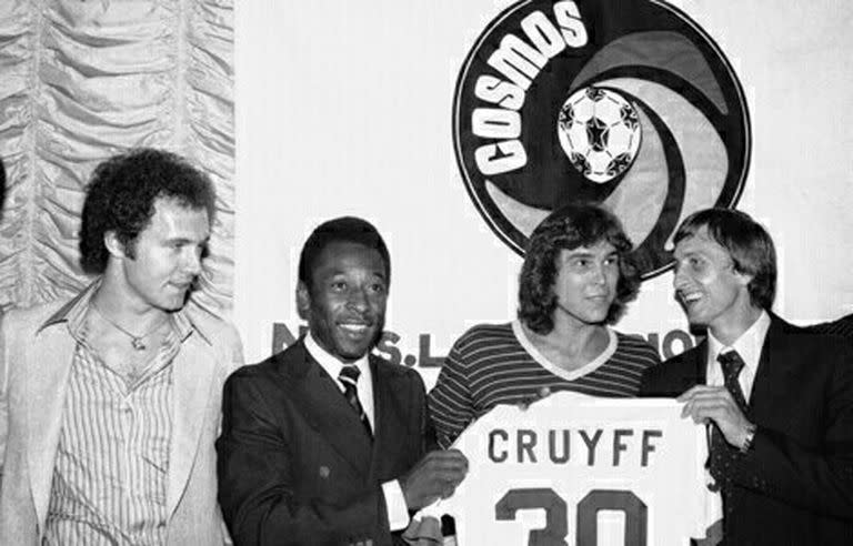 Cruyff posa con la camiseta numero 30 del New York Cosmos junto a Pele Beckembauer y Giorgio Chinaglia.