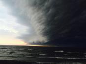 In Holland, Michigan schien es, als würde die Welt untergehen, so dunkel baute sich eine Wolkenwand auf. (Bild-Copyright: Twitter/FOX17/Christine-Armstrong)