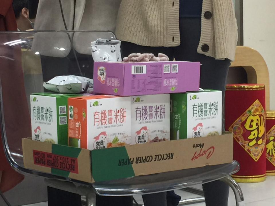 展裕國際有限公司所生產的「樂扉寶寶米餅」被爆料使用工業氮氣填充米餅包裝。   圖：新北市衛生局/提供