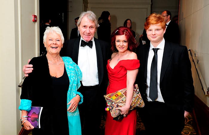 Judi Dench con su pareja, David Mills, y su hija Fifty y su nieto Sam