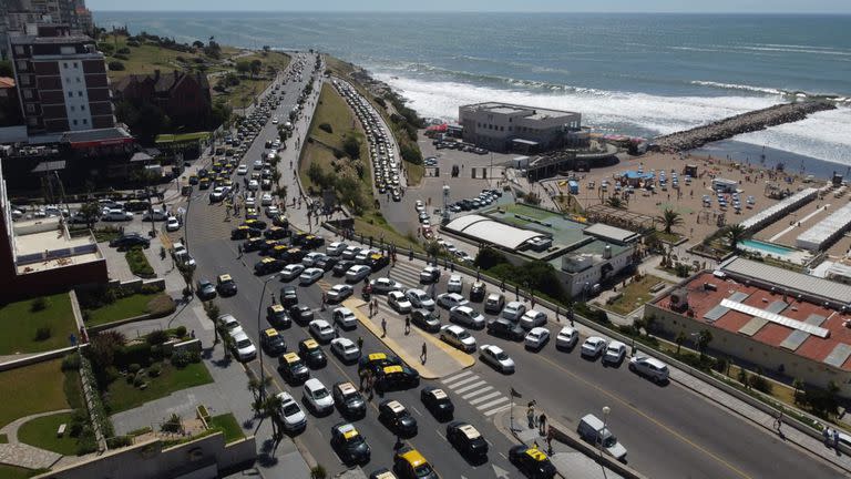 Aunque los taxistas habían anunciado ayer que la protesta iba a realizarse "por tiempo indefinido", esta mañana levantaron la huelga