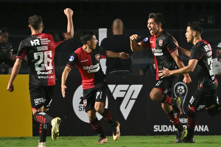 Sordo, Gómez, Sforza y Ferreira festejan el gol de la victoria sobre Santos, en Brasil: en términos de días, Newell's es capaz de convivir entre la tranquilidad y el estallido
