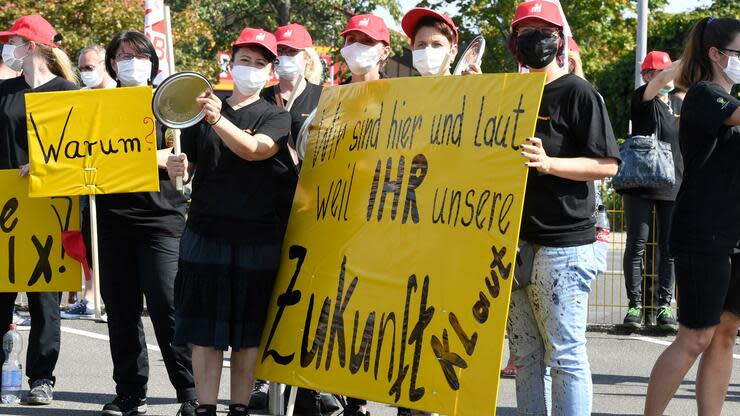 Mitarbeiter von Continental protestierten Mitte September gegen die geplante Schließung des Reifenwerkes in Aachen Ende 2021. Foto: dpa