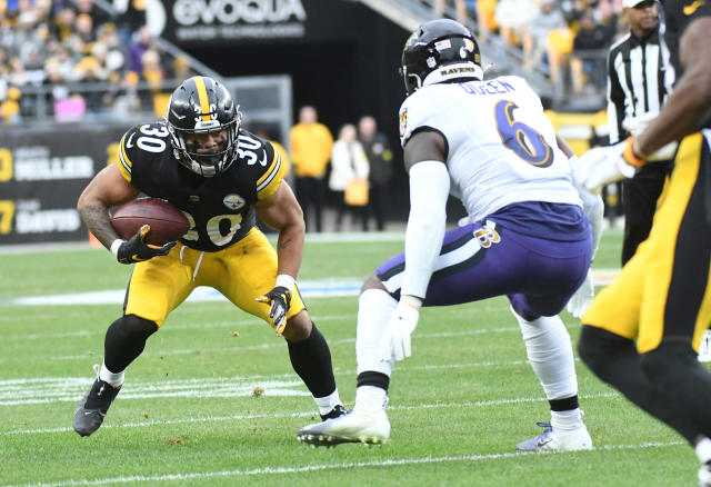 Dec 11, 2022; Pittsburgh, Pennsylvania, USA; Pittsburgh Steelers running back Jaylen Warren approaches Baltimore Ravens linebacker Patrick Queen (6) during the fourth quarter at Acrisure Stadium. The Steelers lost 16-14. Mandatory Credit: Philip G. Pavely-USA TODAY Sports (NFL)