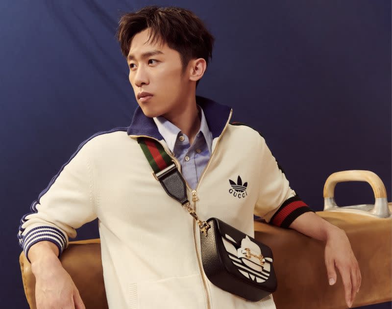 ▲adidas x Gucci聯名系列總算登台，「鞍馬王子」李智凱搶先示範帥一波！完美結合高級時裝與街頭元素，創意並陳的GG標誌細節與adidas三葉草圖騰設計，隨復古美學玩心大發，限時店中店首發於Gucci台北101專門店及Gucci台中新光三越中港店。（圖／Gucci提供）