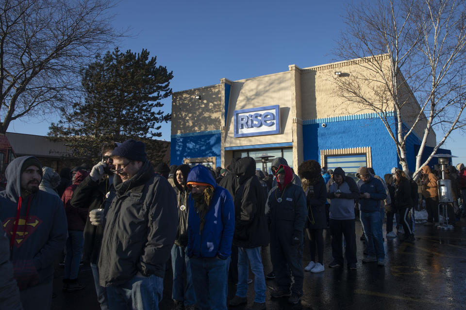 New Years Day is cold in Illinois, but it didn’t stop crowds of people in Mundelein from lining up for the first day of legal weed sales. - Credit: Daniel Acker/Bloomberg/Getty Images