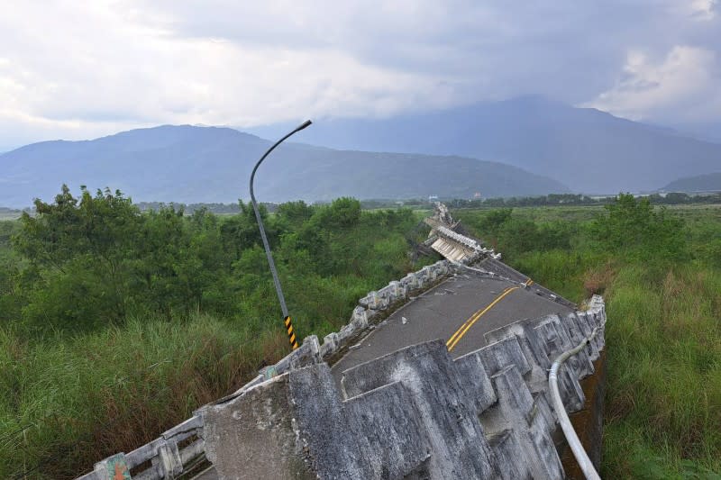 <cite>918地震震碎了花蓮多座大橋，也震歪了民眾回家的路。（圖／花蓮縣政府提供）</cite>