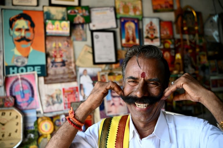 Le candidat indépendant indien K. Padmarajan, le 23 mars 2024, dans son bureau à Mettur (Inde) (Idrees MOHAMMED)