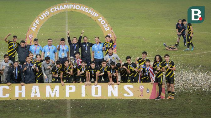 Pemain Timnas Malaysia U-19, Adam Farhan Mohd Faizal (kanan ketiga) tengah mendapatkan perawatan dari salah satu official tim saat timnya merayakan juara Piala AFF U-19 2022 di Stadion Patriot Candrabhaga, Bekasi, Jumat (15/07/2022). (Bola.com/Bagaskara Lazuardi)