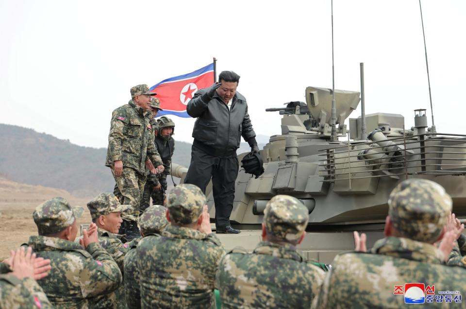 北韓中央通訊社2024年3月14日公布照片，稱領導人金正恩前一天視察戰車訓練，親自登上並駕駛一款新主力戰車。路透社／KCNA