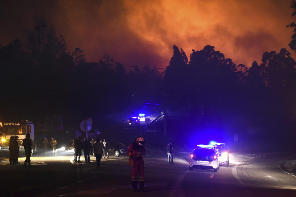 <span class><span class>Los vehículos de la policía bloquean el área para que los vehículos de emergencia respondieran al incendio en Pontevedra, en la región española noroccidental de Galicia, España, el lunes 16 de octubre de 2017. Las autoridades en Portugal y España dicen que nueve personas murieron durante el fin de semana</span> <span class>en cientos de incendios forestales avivados por fuertes vientos causados por un huracán.</span> <span class>Tres personas, dos de las cuales quedaron atrapadas en un automóvil, murieron como resultado de más de 130 incendios reportados en diferentes áreas, dijeron las autoridades.</span> <span class>(Foto AP / Alba Sotelo)</span></span>