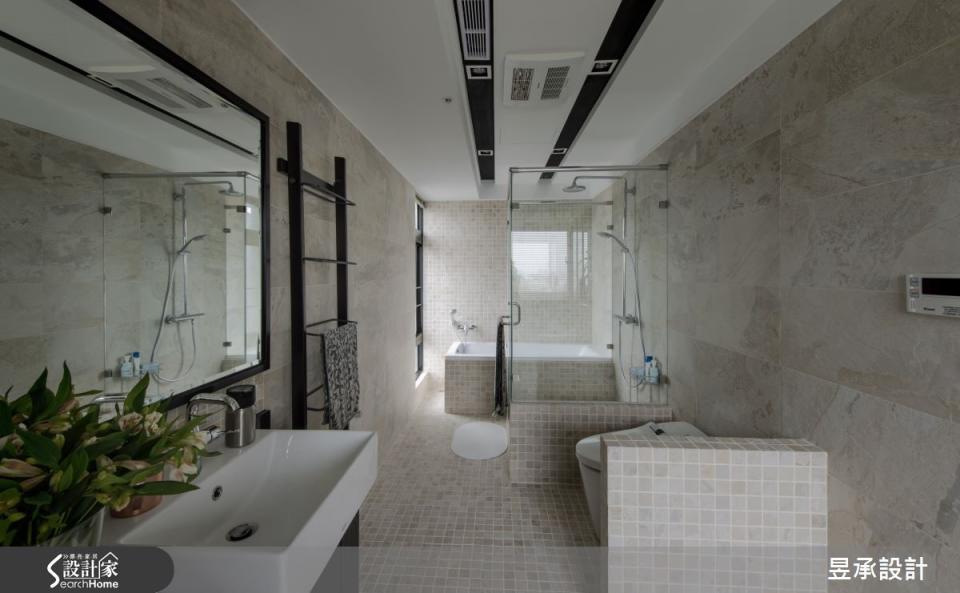 <p>案例四、設計師將主臥浴室空間放大，並設置含有工業元素的嵌燈與鏡框，搭配米黃瓷磚及石紋磚，營造溫潤氣息。</p> 