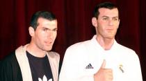 <p>Zizou throws his trademark ‘thumbs up’. Wait, hang on… </p>