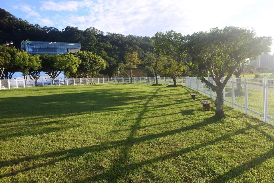 萬興狗活動區位在道南左岸河濱公園範圍內，一旁還有景美溪蜿蜒流經。圖/北市府產業發展局