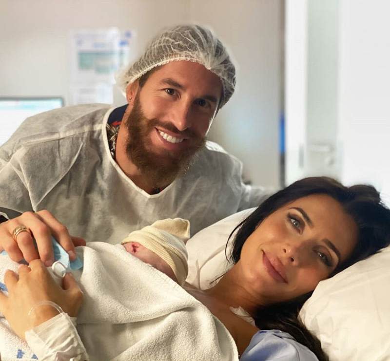 Pilar Rubio junto a su bebé y su marido, Sergio Ramos, tras dar a luz