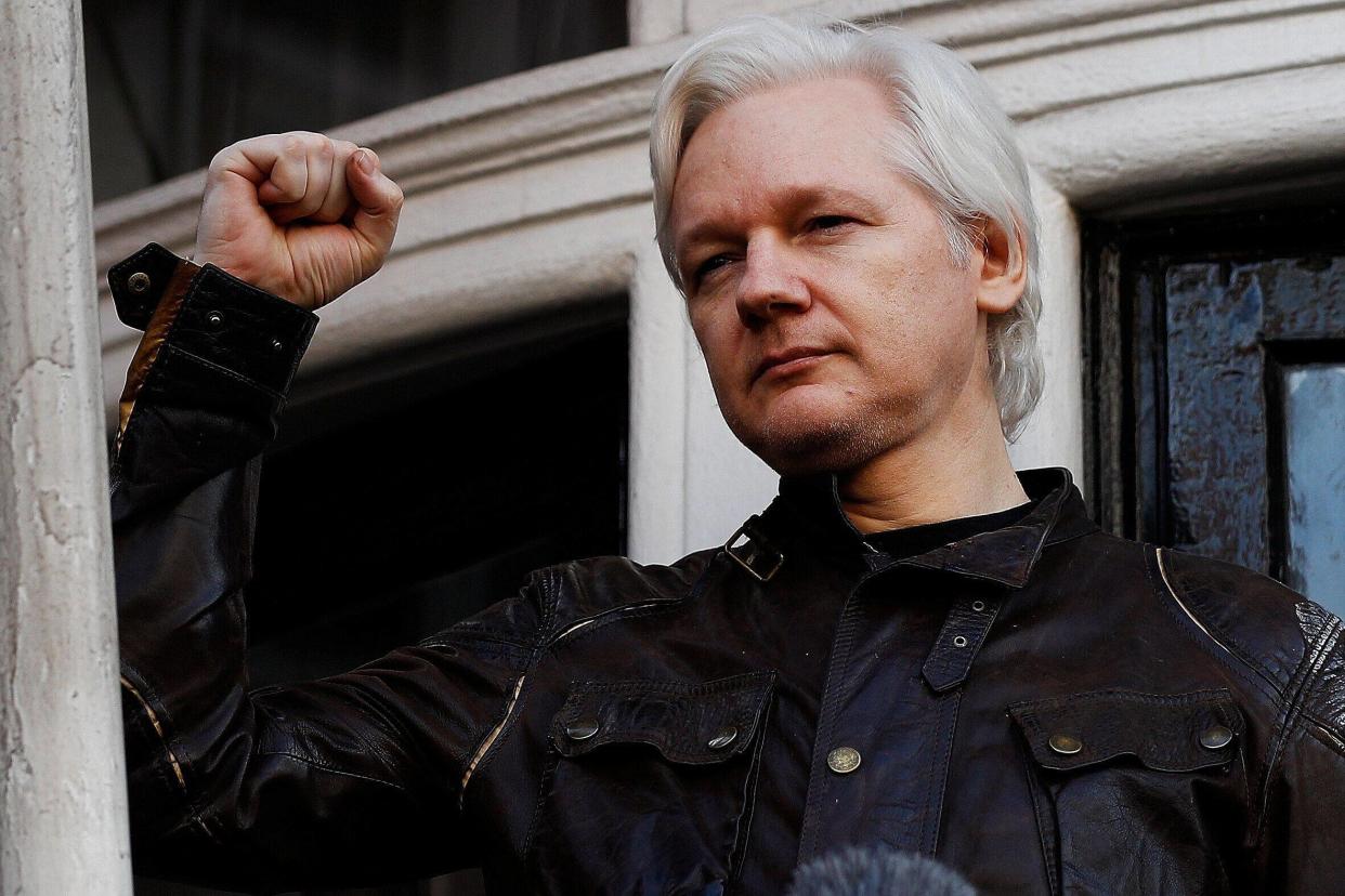 Julian Assange bientôt libre, pourquoi est-il un personnage si controversé ? (Photo de Julian Assange, ici au balcon de l'ambassade d'Équateur, en mai 2017.)