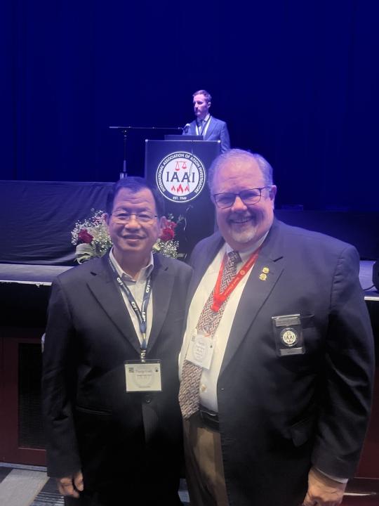 消防局副局長陳崇岳與IAAI主席Randy Watson交流，期待能有更多合作機會。   圖：新北市消防局提供
