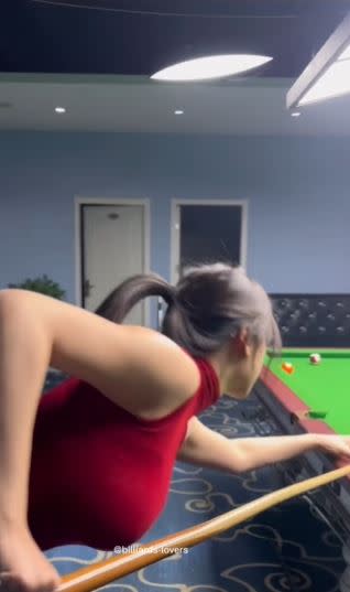 女子展現高超打撞球技巧，瞬間成為全場焦點。（圖／翻攝自Instagram／billiards_lovers）