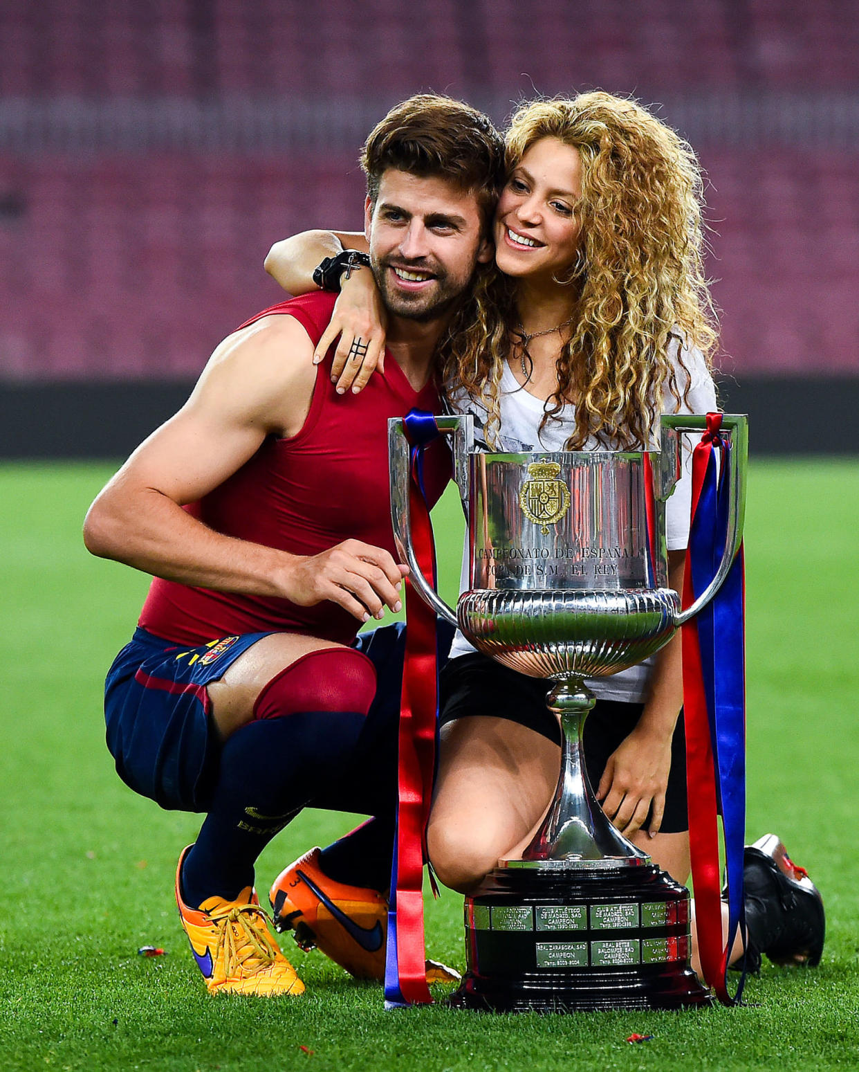Gerard Pique of FC Barcelona and Shakira pose with the trophy after FC Barcelona won the Copa del Rey Final match against Athletic Club at Camp Nou on May 30, 2015 in Barcelona, Spain. (David Ramos / Getty Images)