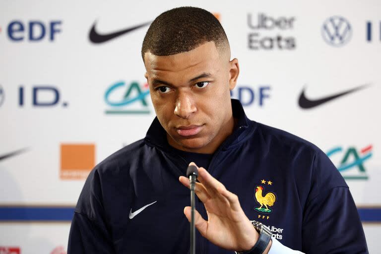 El delantero Kylian Mbappe luce el equipo deportivo de Francia, con un gallo sobre su pecho