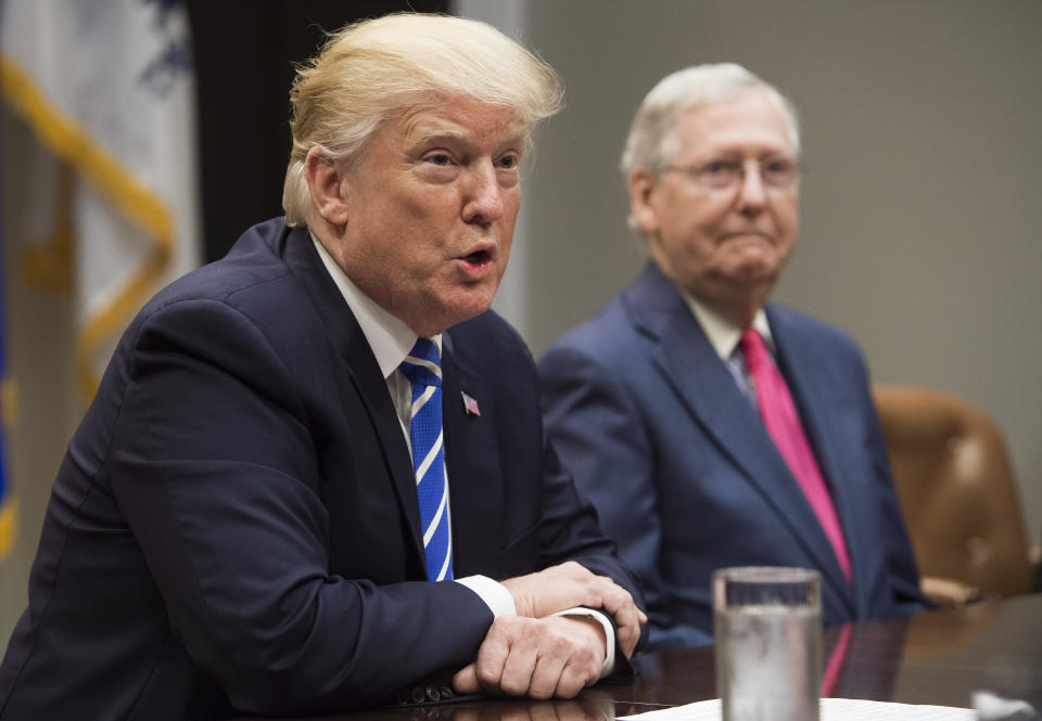 El presidente de Estados Unidos Donald Trump y el jefe de la mayoría republicana en el Senado Mitch McConnell (d) explican la reforma fiscal el 5 de setiembre de 2017 en la Casa Blanca. (AFP/Archivos | SAUL LOEB)