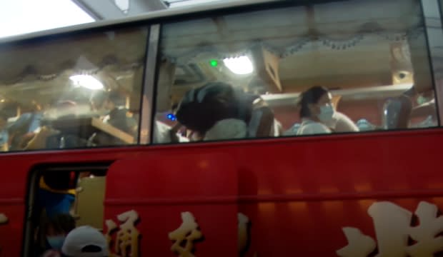 航空公司緊急調來4部大巴士，接駁鄉親返回台北。（圖／東森新聞）