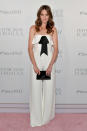 <p>Si vestir de blanco de pies a cabeza no es lo tuyo, puedes emular el look de la actriz Michelle Monaghan. Ella lució un <em>jumpsuit</em> blanco sin tirantes con un moño negro, y completó el look con accesorios en ese tono. Foto: Neilson Barnard/Getty Images for Physicians Formula </p>