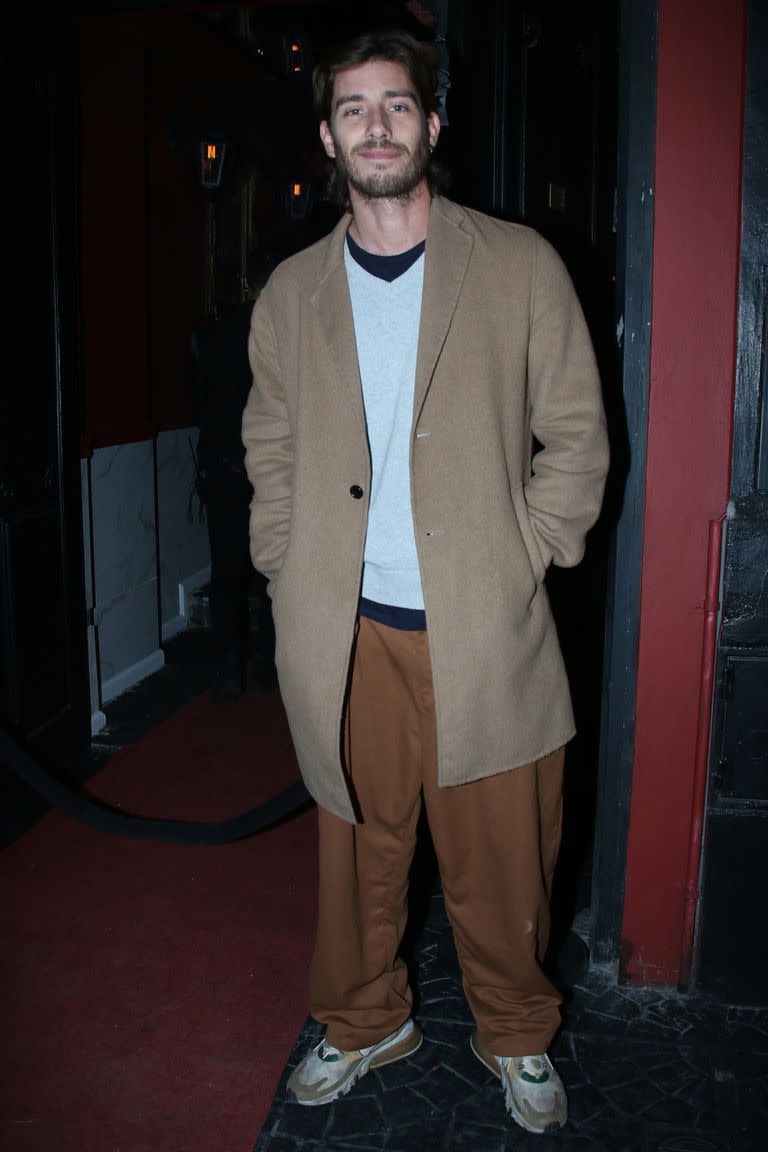 El gamulán fue uno de los grandes protagonistas de la noche entre el público masculino. El actor Vico D'Alessandro combinó esta prenda con un pantalón de vestir en color beige y zapatillas