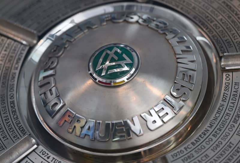 The Women's Bundesliga championship trophy stands in a display case during an exhibition at the DFB campus. Arne Dedert/dpa