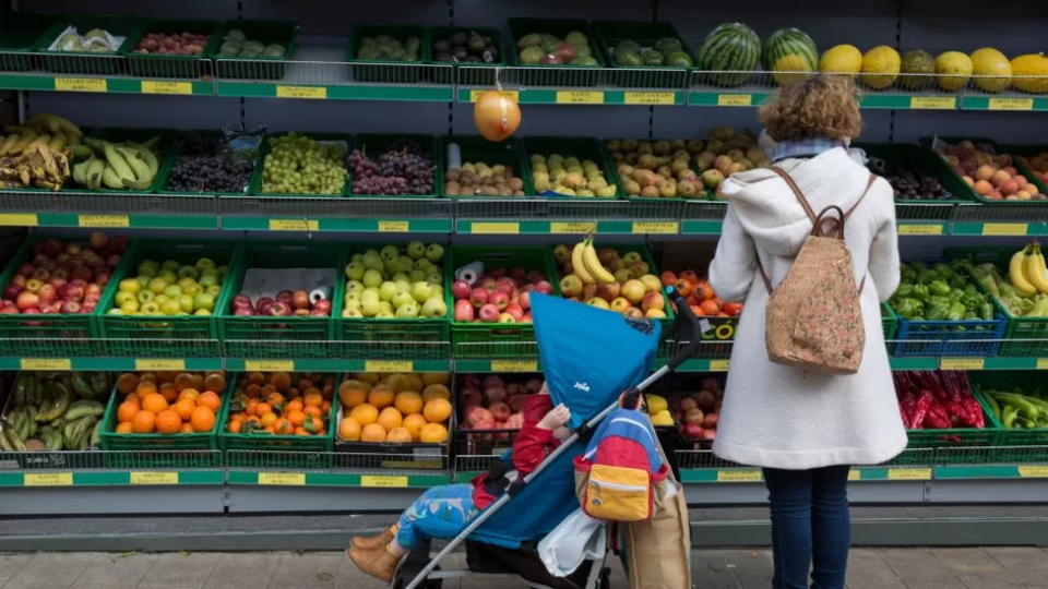 Frutas y verduras en un supermercado