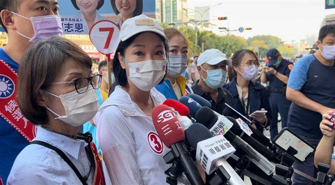 民進黨趙天麟指控，國民黨高雄市長候選人柯志恩時任立委杯葛前瞻預算，柯志恩今（19）日反嗆，高雄市長陳其邁當年砸水杯砸中前立委張慶忠，那麼陳其邁的快狠準，豈不是更是世界級。她強調，自己站在監督角色凍結預算，請問何錯之有？（柯宗緯攝）