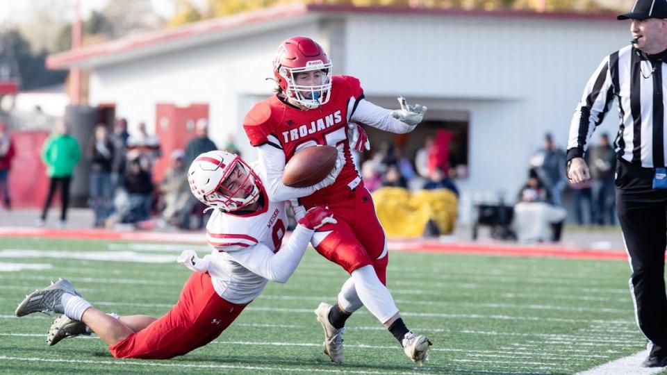 Weiser’s Brock Spencer tracks down former Homedale running back Rylan Binford during last year’s state semifinals. Spencer returns as a key weapon for the Wolverines on both sides of the ball.