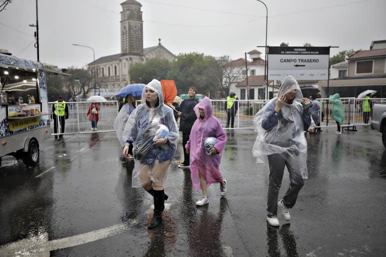 Las fans de Taylor Swift durante la espera bajo la lluvia para ingresar al recital, en el estadio Monumental