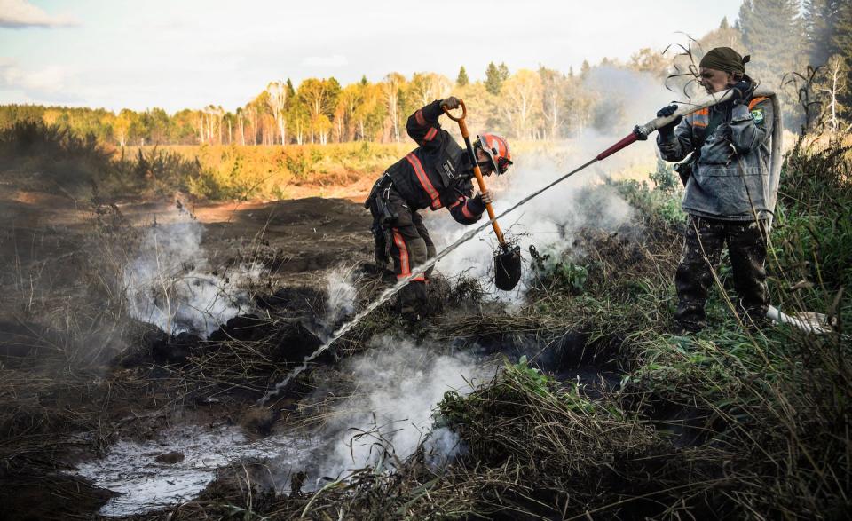 Fighting peat fires is difficult and dangerous. Peat fires can destabilize the ground, making it hard to bring in machinery. <a href="https://www.gettyimages.com/detail/news-photo/greenpeace-and-local-activists-extinguish-a-peat-fire-in-a-news-photo/1228677050" rel="nofollow noopener" target="_blank" data-ylk="slk:Alexander Nemenov / AFP via Getty Images;elm:context_link;itc:0;sec:content-canvas" class="link ">Alexander Nemenov / AFP via Getty Images</a>