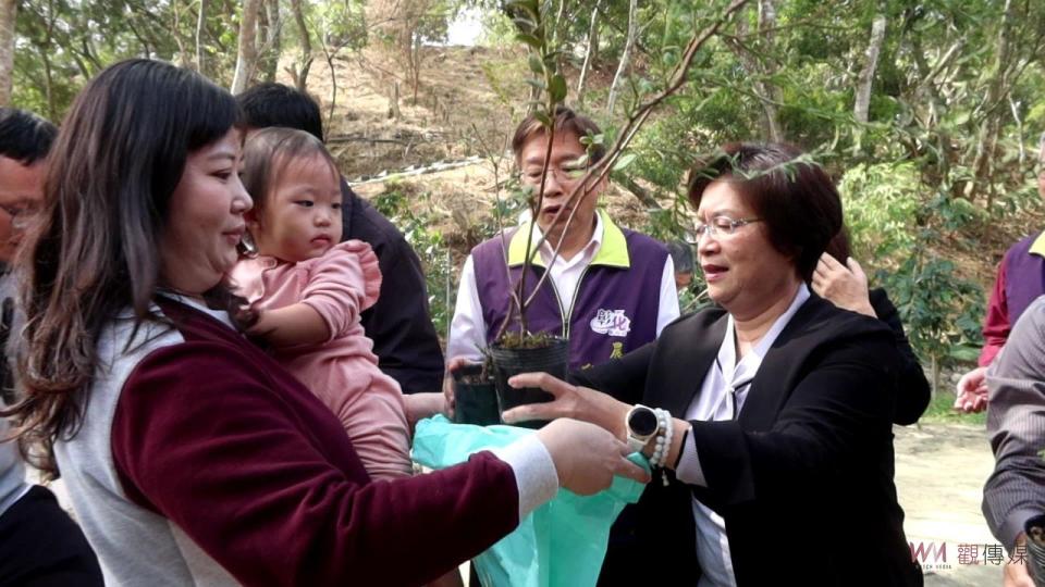 ▲彰化縣113年植樹活動-一起集點樹活動，現場有大小童軍、社區民眾，一起來參與蛻變魔法森林，現場發送4種台灣原生種樹苗給鄉親。（記者陳雅芳攝）