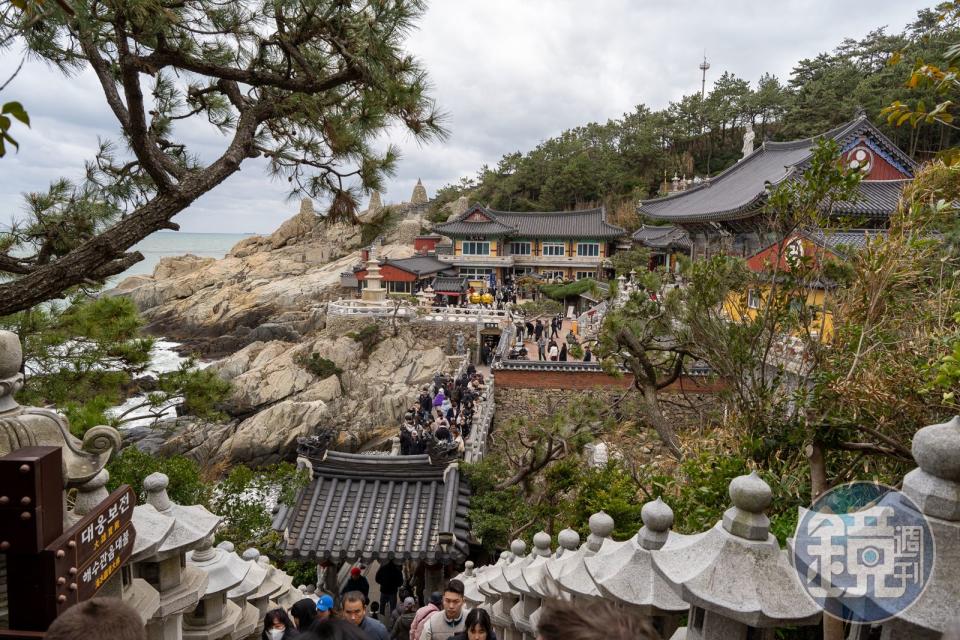 海東龍宮寺是一座建在海邊岩石上的古寺，占地極廣，初建於1376年，至今已有近700年歷史。