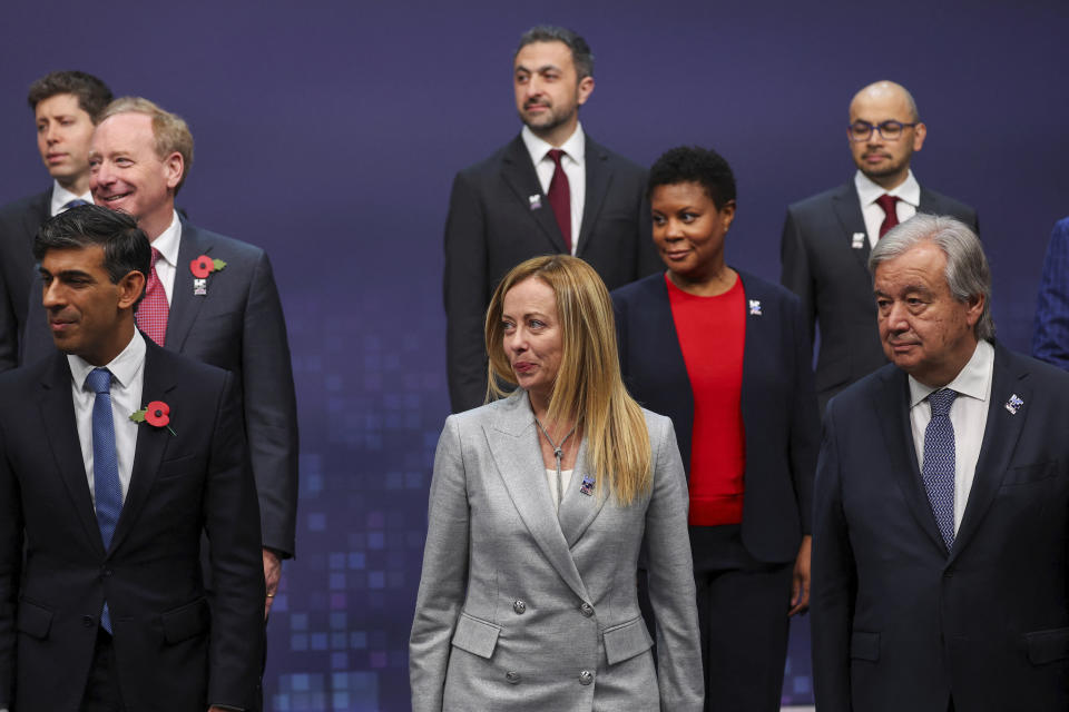 El primer ministro de Gran Bretaña Rishi Sunak, izquierda, la primera ministra de Italia Giorgia Meloni, el secretario general de la ONU Antonio Guterres y otras personas posan para una foto en la Cumbre sobre Seguridad de la Inteligencia Artificial del Reino Unido en el Parque Bletchley, Inglaterra, el jueves 2 de noviembre de 2023. (Toby Melville/Pool Photo via AP)