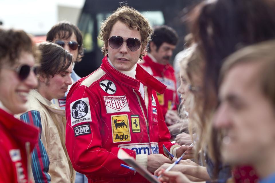 Wie Emma Stone konnte auch er den Star, den er spielen sollte, persönlich treffen: Daniel Brühl bereitete sich 2013 auf seine Rolle als Niki Lauda in "Rush - Alles für den Sieg" ebenfalls vor, indem er sich mit dem österreichischen Formel-1-Weltmeister verabredete. (Bild: Jaap Buitendijk / Universum)