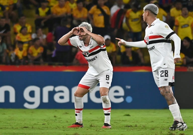 Jonathan Calleri (I) celebra un gol del Sao Paulo ante el Barcelona de Ecuador en la Copa Libertadores el 25 de abril de 2024 en Guayaquil (MARCOS PIN)