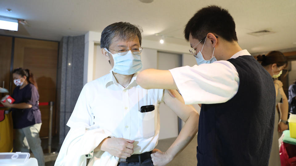 骨科部主治醫師姚定國，為了不影響病人就醫權益，選擇門診開始前接種流感疫苗