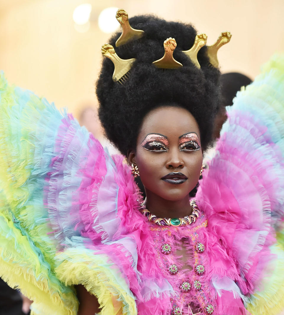 <p>Lupita Nyong’o, para cumplir con la temática ‘camp’ de esta Met Gala, lució uno de los peinados más comentados del evento. (Foto: Theo Wargo / Getty Images). </p>