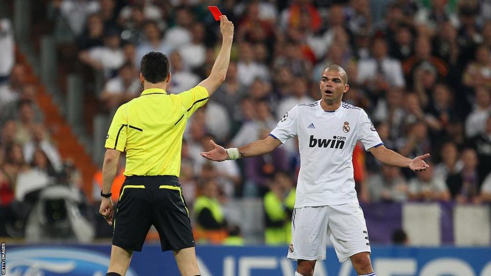 Pepe recibe una tarjeta roja mientras jugaba en el Real Madrid.