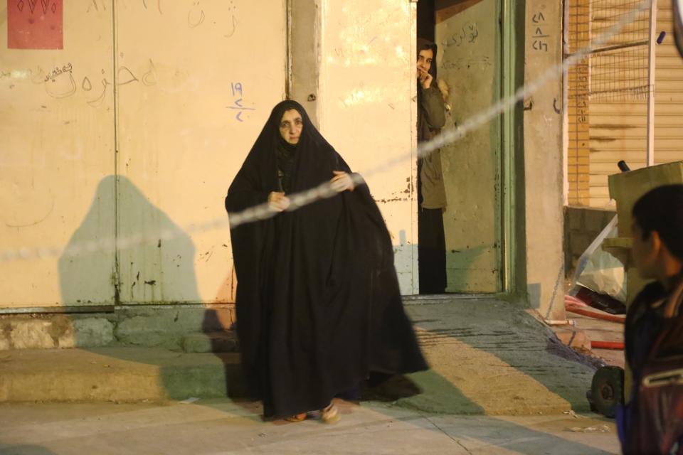 <p>A woman stands at a street after a 7.2 magnitude earthquake hit northern Iraq in Sulaymaniyah, Iraq on Nov. 12, 2017. (Photo: Feriq Ferec/Anadolu Agency/Getty Images) </p>