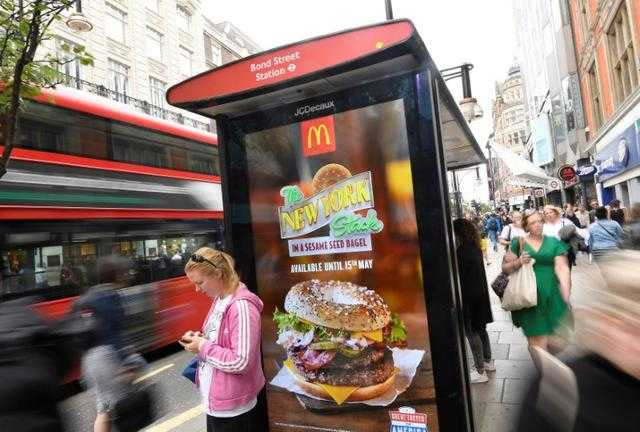 倫敦市自2019年2月25日開始，禁止垃圾食物廣告在大眾運輸系統內出現。（圖／Reuters）