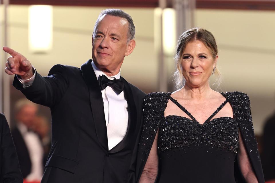 "Schau, da drüber laufen die Diebe", scheint Tom Hanks zu seiner Frau Rita Wilson zu sagen. Die beiden wurden, wie andere in Los Angeles lebende Promis, Opfern von dreisten Posträubern. (Bild: 2023 Getty Images/Mike Coppola)