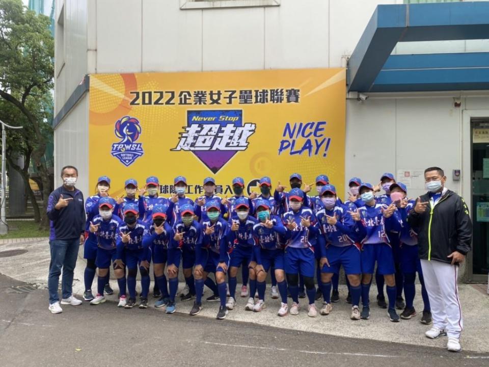 體育局長李再立（左）與台北台產壘球隊為城市榮譽而戰。（北市體育局提供）