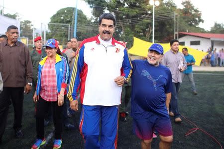 Venezuela's President Nicolas Maduro (C) attends a soccer practice with Argentina soccer legend Diego Maradona (centre R) in Caracas, Venezuela November 7, 2017. Miraflores Palace/Handout via REUTERS